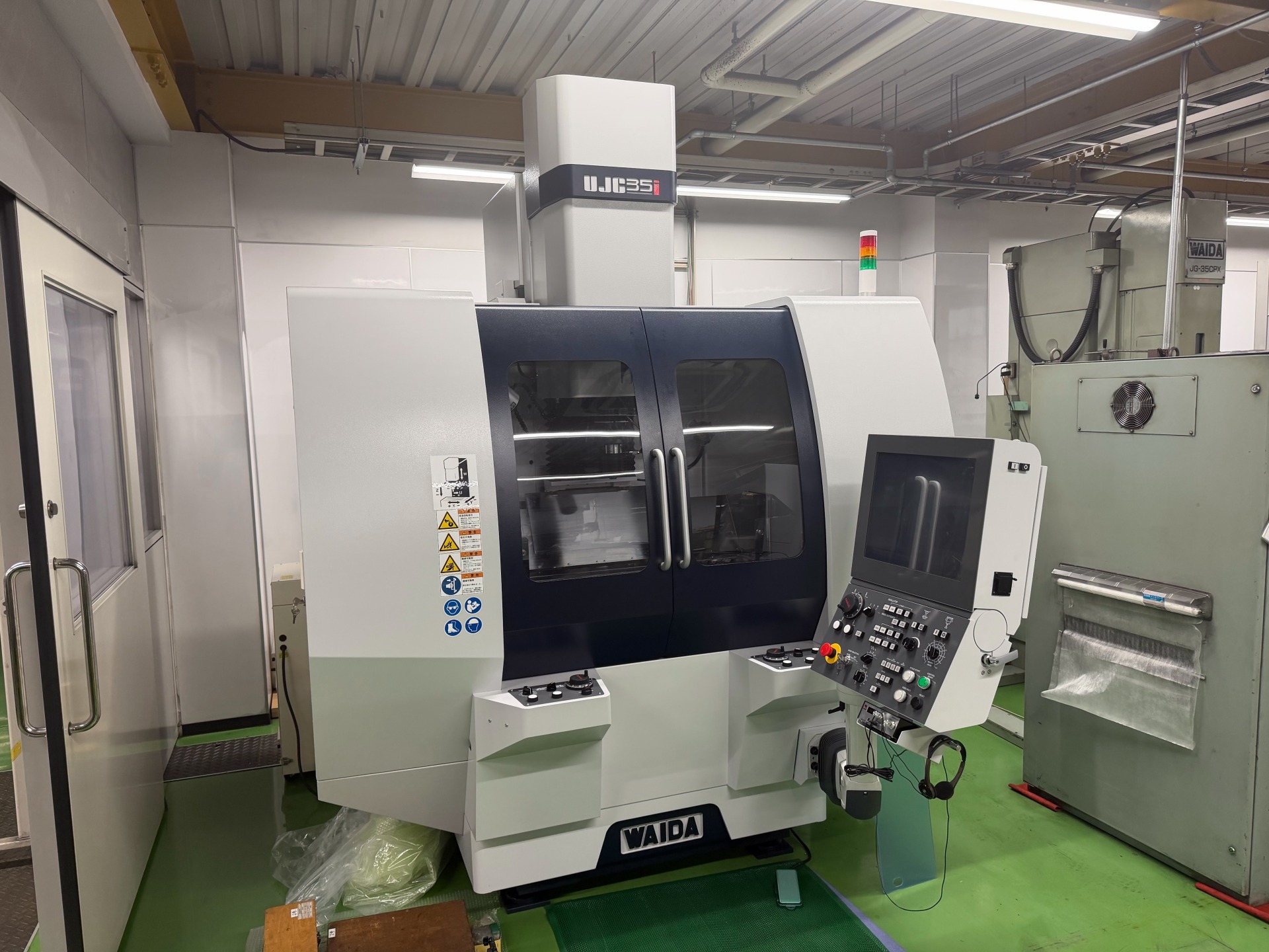 本社 和井田 インテリジェントジグ研削盤 UJG-35i 導入 | ニシキ合金